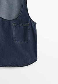 Haut sans manches en denim bleu foncé avec un col arrondi et une poche carrée unique sur la poitrine côté gauche.