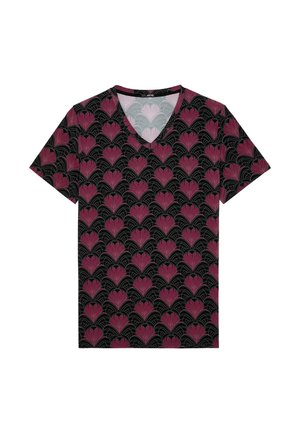 Schwarzes V-Ausschnitt T-Shirt aus Stoff mit einem sich wiederholenden Muster aus pinken und schwarzen Fächern mit umrissenen Details. Sanfte Textur und lässiges Design.
