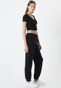 Ipekyol SLIM FIT ROUND NECK CROP - Camiseta básica - black