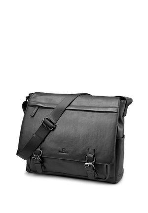 Sort lær messenger-veske med justerbar skulderrem, frontklaff sikret med to metallspenner, og en glidelåslomme under.