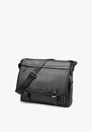 Sort læder messenger taske med justerbar skulderrem, frontklap sikret med to metalspænder og en lynlåslomme under.