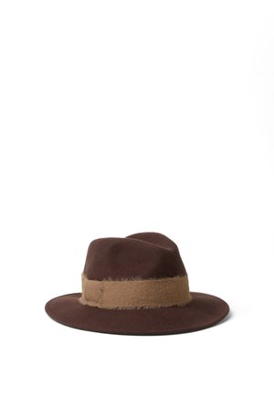 Brauner Filz-Fedora-Hut mit breiter Krempe und hellbraunem Stoffband rund um die Krone, auf weißem Hintergrund platziert.