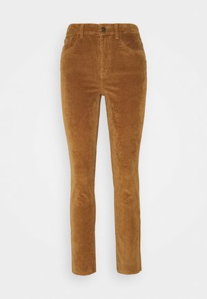 Pantalon en velours côtelé marron coupe slim avec bouton à l'avant, fermeture éclair et poches, présenté sur fond blanc.