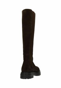 Bottes en daim marron jusqu'au genou avec une semelle noire plate, présentant une finition lisse et un panneau élastique sur le côté pour un ajustement parfait.