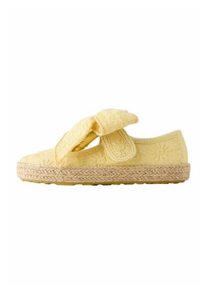 Gelber Stoffschuh mit Blumenstickerei, breiter Schleifenverschluss und gewebter Jutsohle. Verfügt über eine strukturierte Oberseite und ein abgerundetes Zehendesign.