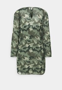 Robe à manches longues, longueur genou, avec motif camouflage vert et noir, tissu plissé et petite ouverture en forme de goutte dans le dos avec fermeture par bouton.