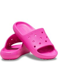 Sandali in gomma rosa con punta aperta, grandi fori di ventilazione e suole interne testurizzate, dotati di una suola a profilo basso per il comfort.