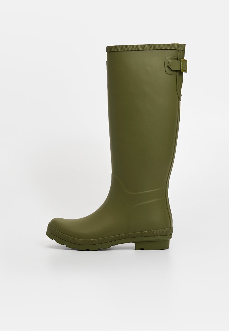 Olivgrüner Gummistiefel bis zum Knie mit matter Oberfläche. Verfügt über einen Riemen und eine Schnalle an der Seite sowie eine strukturierte Sohle für bessere Bodenhaftung.