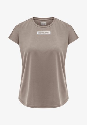 Lichtbruine T-shirt met korte mouwen en een ronde halslijn, gemaakt van gladde stof, met een wit "HUMMEL" logo aan de voorkant.