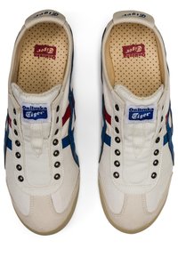 Sneakers in tela bianchi con accenti blu e rossi. Punta arrotondata, soletta forata e occhielli metallici per i lacci. Logo del marchio sulla linguetta.