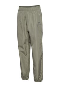 Lniane spodnie w oliwkowym zielonym kolorze, lekkie, z elastycznym pasem i mankietami oraz logo na lewej udzie. Gładka faktura.