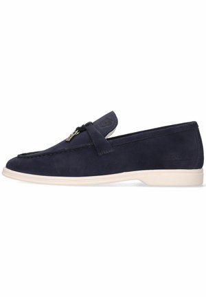 Mocassini in suede blu navy con suola in gomma, caratterizzati da un design slip-on, dettagli di cucitura e un piccolo accento in pelle sul lato.
