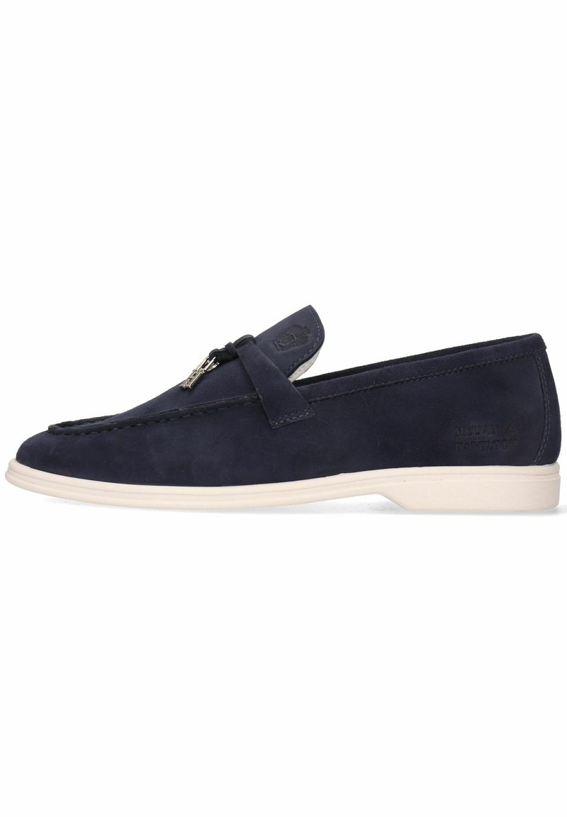 Navyblaue Wildlederslipper mit Gummisohle, die ein Slip-On-Design, eine genähte Details und einen kleinen Lederakzent an der Seite aufweisen.