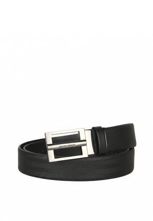 Cinturón de cuero negro con un patrón de espiga texturizado, hebilla rectangular plateada con el nombre de la marca y bordes lisos.