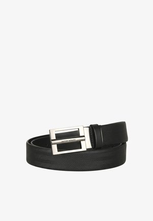 Ceinture en cuir noir avec un motif en chevrons texturé, boucle rectangulaire en argent portant le nom de la marque, et bords lisses.