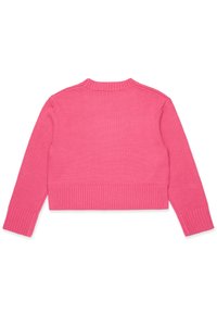 Kuttet genser i livlig rosa, strikket tekstur, ribbestrikkede mansjetter og nederkant, rund hals med glatt finish. Vist bakfra.