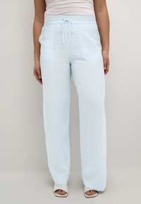 Pantalons larges rayés bleu clair avec une taille élastique et des lacets, dotés de deux poches avant et d'un tissu à texture lisse.