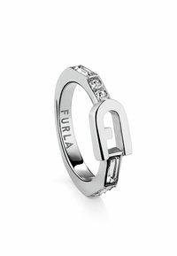 Der silberne Ring zeichnet sich durch ein geometrisches Design mit klaren rechteckigen und runden Steinen aus und ist mit dem Markennamen "FURLA" graviert.