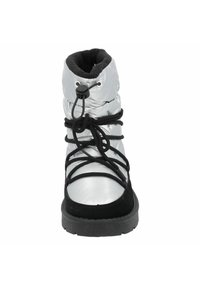 Bota negra y plateada con un upper texturizado y acolchado, diseño de cordones y suela de goma. Cuenta con un ajuste de cincha en la parte superior.