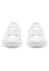 Adidași albi sport cu sistem de închidere cu șireturi, superior din piele netedă, perforații subtile pe vârf și logo-ul Reebok portocaliu pe lateral.