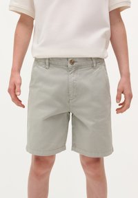Grijze katoenen shorts met een rechte pasvorm, sluiting met een knoop aan de voorkant en zijzakken, met een gladde textuur en een nette zoom.