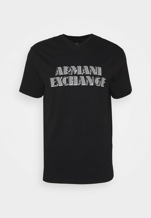 Czarna koszulka z krótkim rękawem i dekoltem w serek z białym napisem „Armani Exchange” w dużej, obrysowanej, stylizowanej czcionce z przodu.