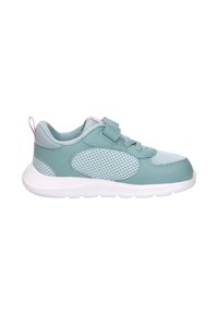 Baskets pour enfants bleu clair et blanc avec panneaux en mesh, sangle en Velcro, lacets et semelle en caoutchouc blanche sur fond blanc.