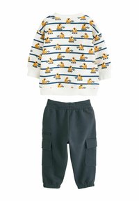 Twee-delige kinderkledingset bestaande uit een witte sweatshirt met gele graafmachineprint en marineblauwe cargobroek met zijzakken.