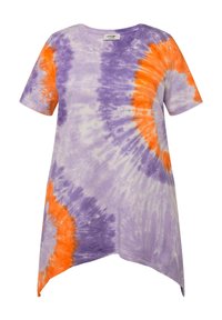 Paarse t-shirt met een tie-dye patroon met oranje accenten. Ronde halslijn, korte mouwen en een asymmetrisch hem ontwerp. Katoenen mix stof.