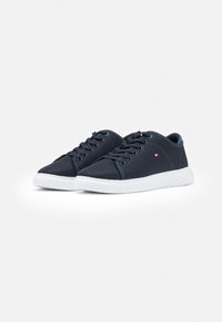 Sneaker in rete blu navy con suole in gomma bianca, caratterizzate da lacci rotondi, punta rinforzata e discreto design del logo di lato.