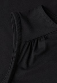 Haut sans manches noir avec un détail de décolleté froncé, fabriqué en tissu lisse avec une texture douce et des coutures nettes.