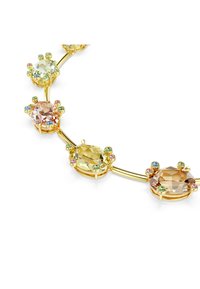 Złota naszyjnik zdobiony wieloma owalnymi kryształami w pastelowych odcieniach, każdy otoczony mniejszymi kolorowymi kamieniami, na gładkim, zakrzywionym łańcuszku.