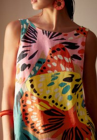 Next REGULAR FIT - Vabalt langev kleit - pink