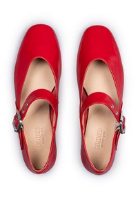 Escarpins Mary Jane en cuir rouge avec un bout carré, présentant une bride croisée et un détail de boucle. Texture lisse avec une semelle intérieure en cuir beige.