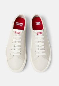 Sneakers in suede bianco con lacci bianchi e suola in gomma. L'interno presenta una fodera rossa, con l'etichetta 'CAMPEER' e 'TWINS' sulla linguetta.