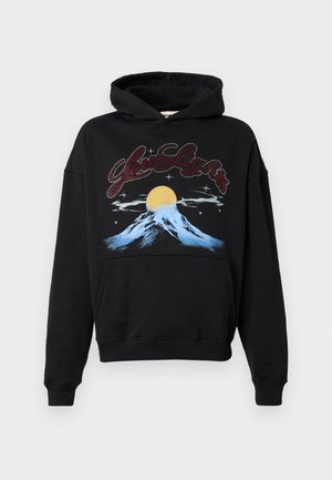 Haut à capuche noir avec un graphique d'une montagne et d'un soleil jaune, avec un texte rouge "Vos Lumières" au-dessus et des détails bleus sur la montagne.