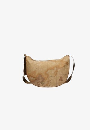 Borsa in pelle marrone con una texture liscia, caratterizzata da un design di mappa vintage, forma curva, tracolla regolabile e chiusura con zip.