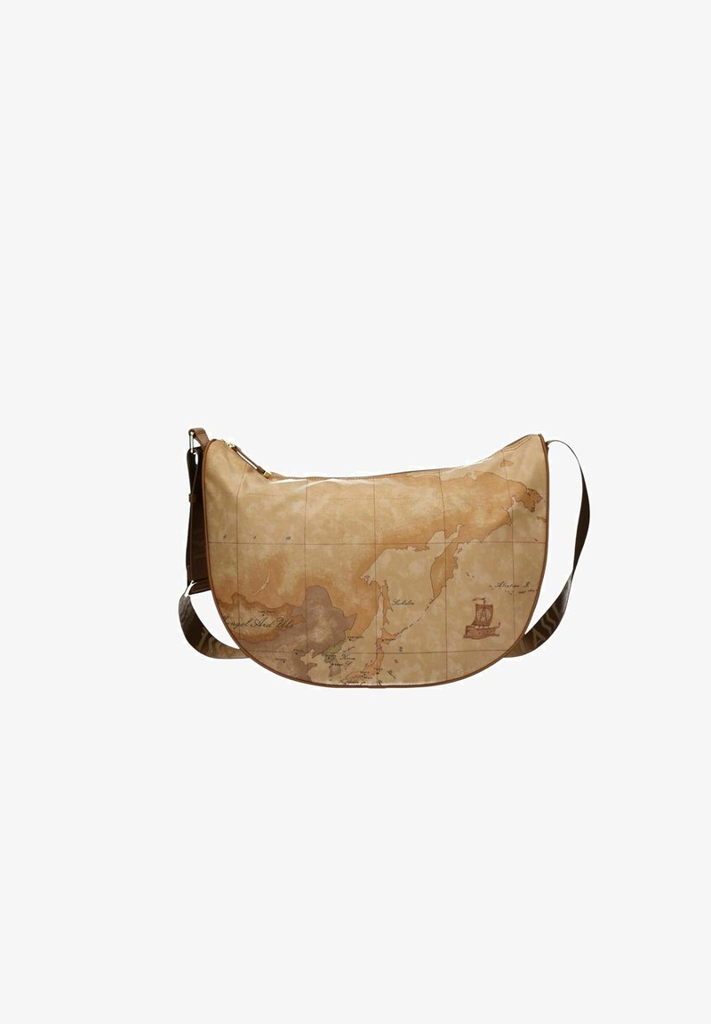Borsa in pelle marrone con una texture liscia, caratterizzata da un design di mappa vintage, forma curva, tracolla regolabile e chiusura con zip.