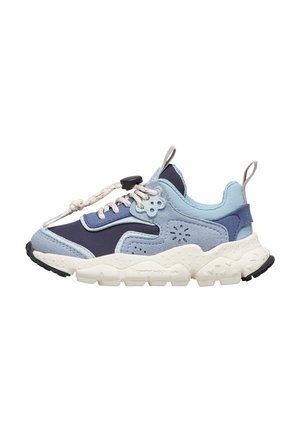Sneaker con un design stratificato in materiali blu chiaro, blu navy e grigio, tomaia texturizzata, lacci elasticizzati e una suola bianca spessa.