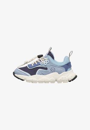 Sneaker z warstwowym wzorem w jasnoniebieskim, granatowym i szarym kolorze, z teksturowaną cholewą, elastycznymi sznurówkami i chunky białą podeszwą.