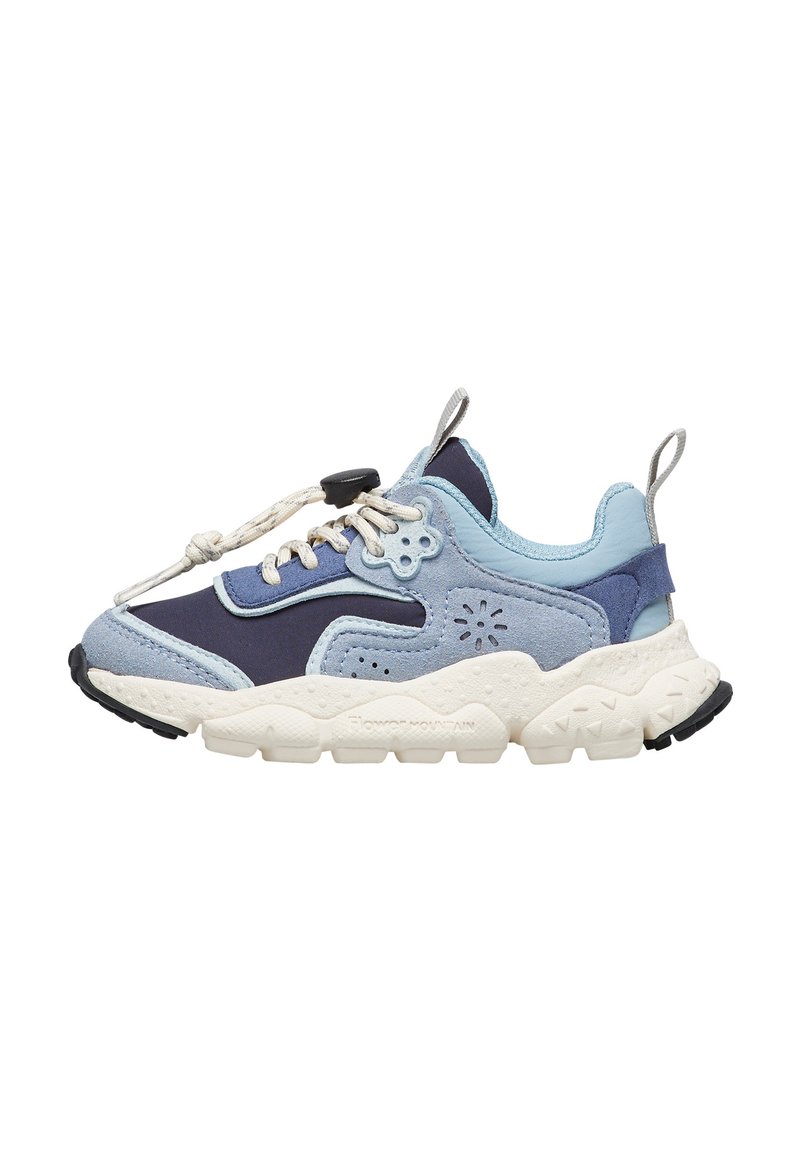 Sneaker med ett lager-på-lager design i ljusblått, marinblått och grått material, texturerat ovandela, elastiska snören och en kraftig vit sula.