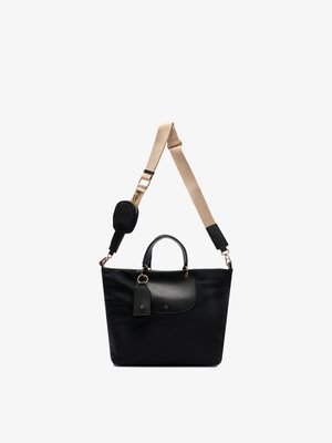 Bolso tote negro con bolsillo delantero de cuero, correa de hombro beige ajustable, pequeño bolso adjunto y dos asas superiores.