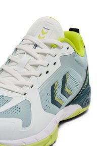 Leichte Sportsneaker, überwiegend weiß und hellblau, mit neon grünen Akzenten, Mesh-Material und strukturierter Sohle.