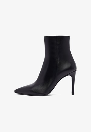 Schwarze LederStiefelette mit spitz zulaufender Zehenpartie, eleganten Design und hohem Stiletto-Absatz. Glatte Textur mit minimalen Nähten.