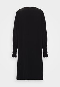 Vestido negro con mangas largas abullonadas y puños fruncidos, hecho de una tela suave. Diseño sencillo y recto con cuello redondo.