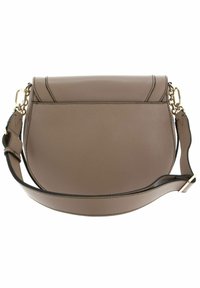 Borsa a spalla in pelle taupe con forma curvata, dotata di tracolla regolabile e chiusure in tono oro, su sfondo bianco.