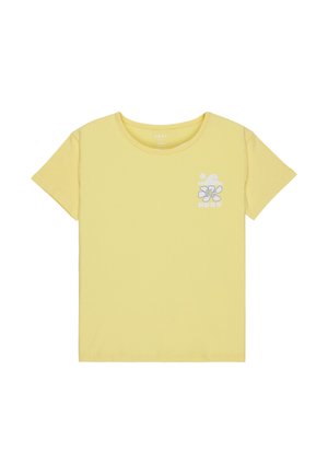 Camiseta de algodón amarilla con cuello redondo, mangas cortas y un estampado gráfico floral en el lado izquierdo del pecho que presenta el nombre de la marca "Roxy."