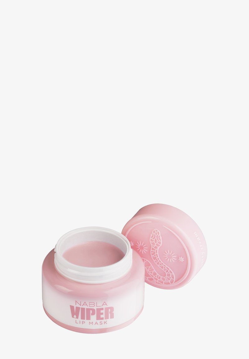 Åpen rosa krukke med Nabla Viper leppepomade med matchende lokk med slangedesign, som viser glatt kremet produkt inni.