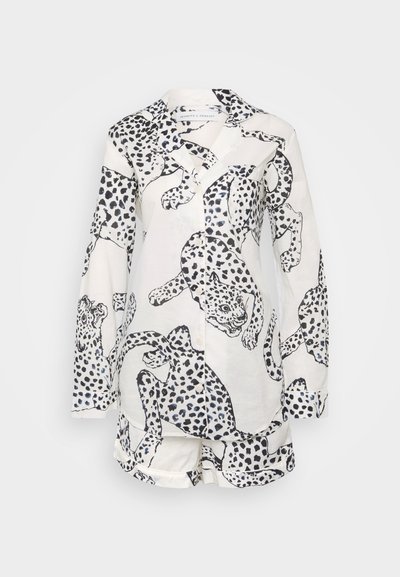 Weißes Baumwoll-Schlafanzug-Set mit einem schwarz-gemusterten Leopardenprint. Enthält ein Hemd mit Kragen und langen Ärmeln sowie passende Shorts.