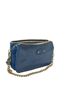 Sac à main en velours bleu avec une chaîne dorée, fermeture éclair et deux poches avant. Texture lisse avec un léger éclat, forme rectangulaire compacte.